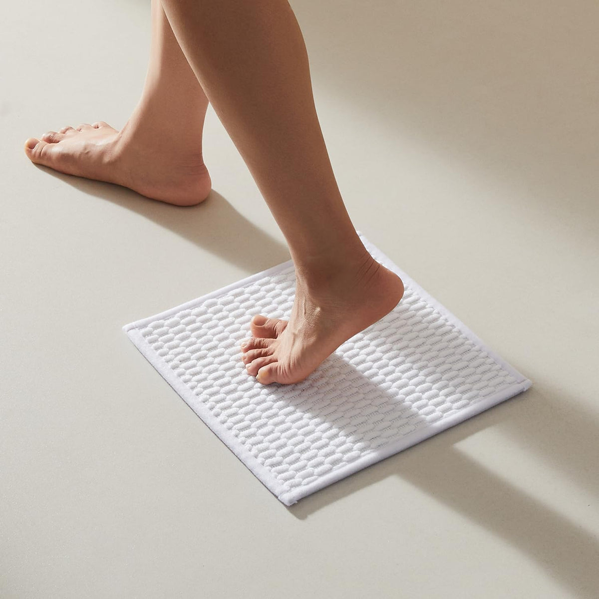 TYUU Bathroom Rugs Non Slip Washable, Super Absorbent Thin Bath Mat Small Quick Dry Low Pile Bathroom Rug, White 16"x24" / 1'4" x 2'