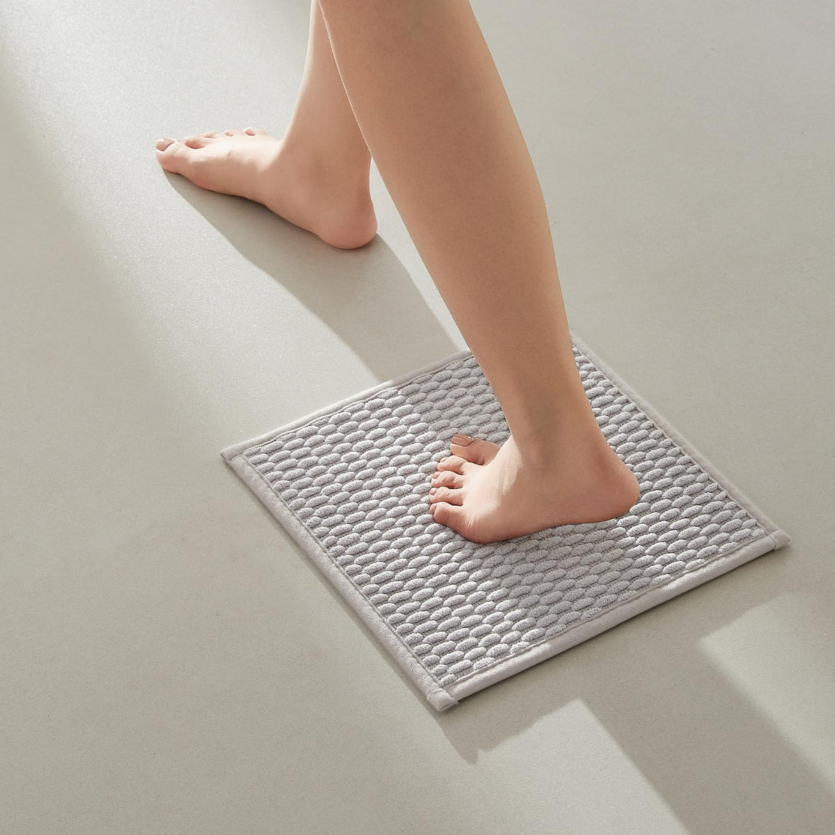TYUU Bathroom Rugs Non Slip Washable, Super Absorbent Thin Bath Mat Small Quick Dry Low Pile Bathroom Rug, White 16"x24" / 1'4" x 2'