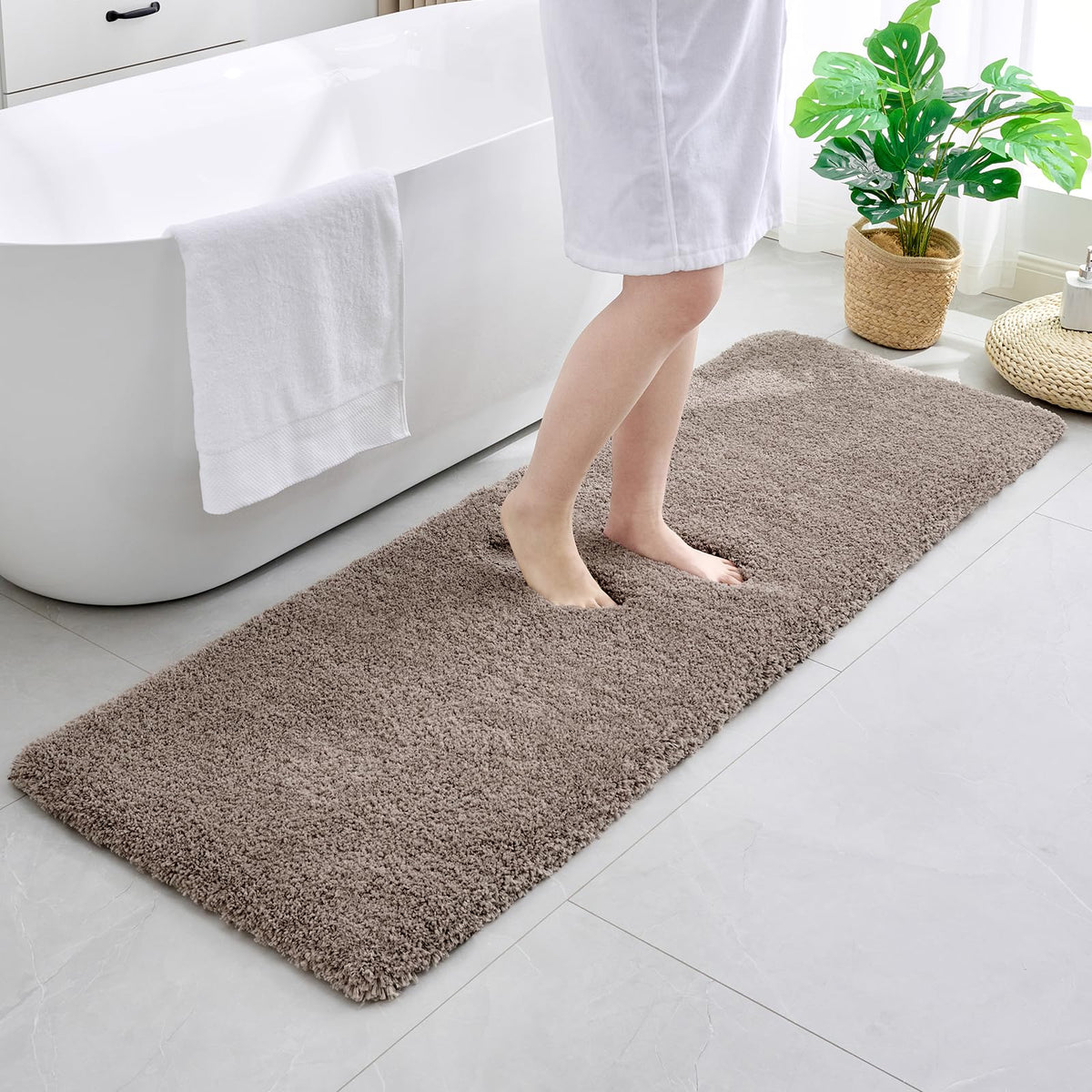 Disolla White Bathroom Rugs 17x24, Microfiber Non-Slip Plush Small Bath Mat