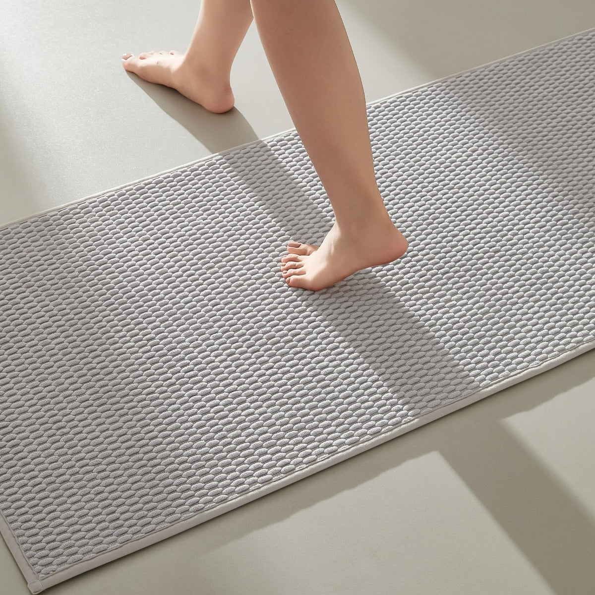 TYUU Bathroom Rugs Non Slip Washable, Super Absorbent Thin Bath Mat Small Quick Dry Low Pile Bathroom Rug, White 16"x24" / 1'4" x 2'