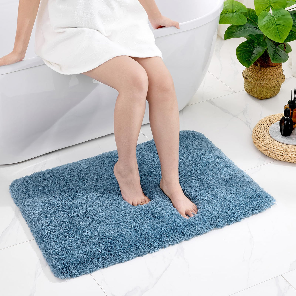 Disolla White Bathroom Rugs 17x24, Microfiber Non-Slip Plush Small Bath Mat