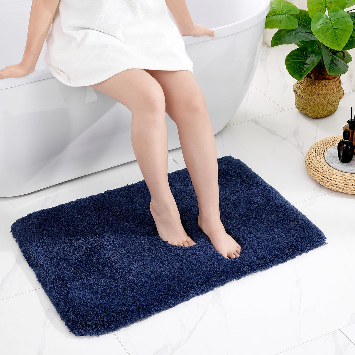 Disolla White Bathroom Rugs 17x24, Microfiber Non-Slip Plush Small Bath Mat