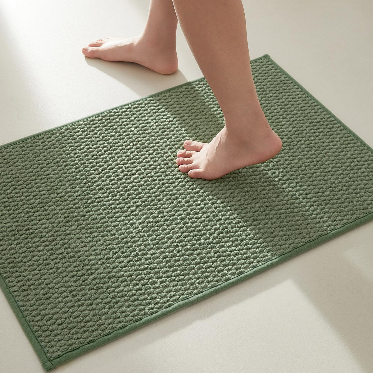 TYUU Bathroom Rugs Non Slip Washable, Super Absorbent Thin Bath Mat Small Quick Dry Low Pile Bathroom Rug, White 16"x24" / 1'4" x 2'