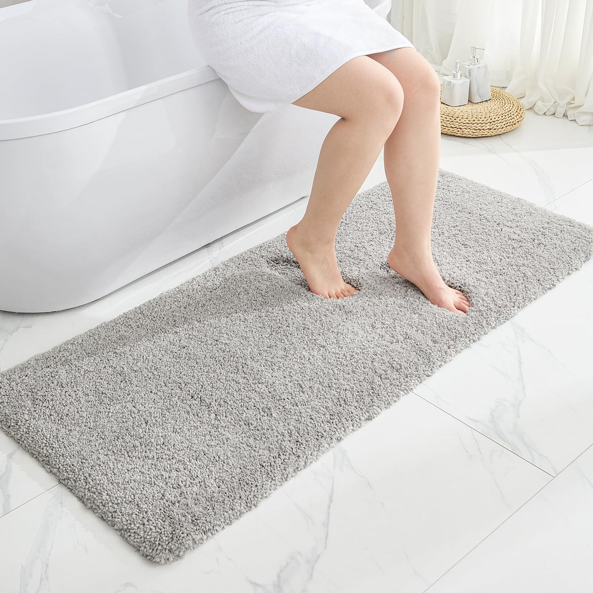 Disolla White Bathroom Rugs 17x24, Microfiber Non-Slip Plush Small Bath Mat