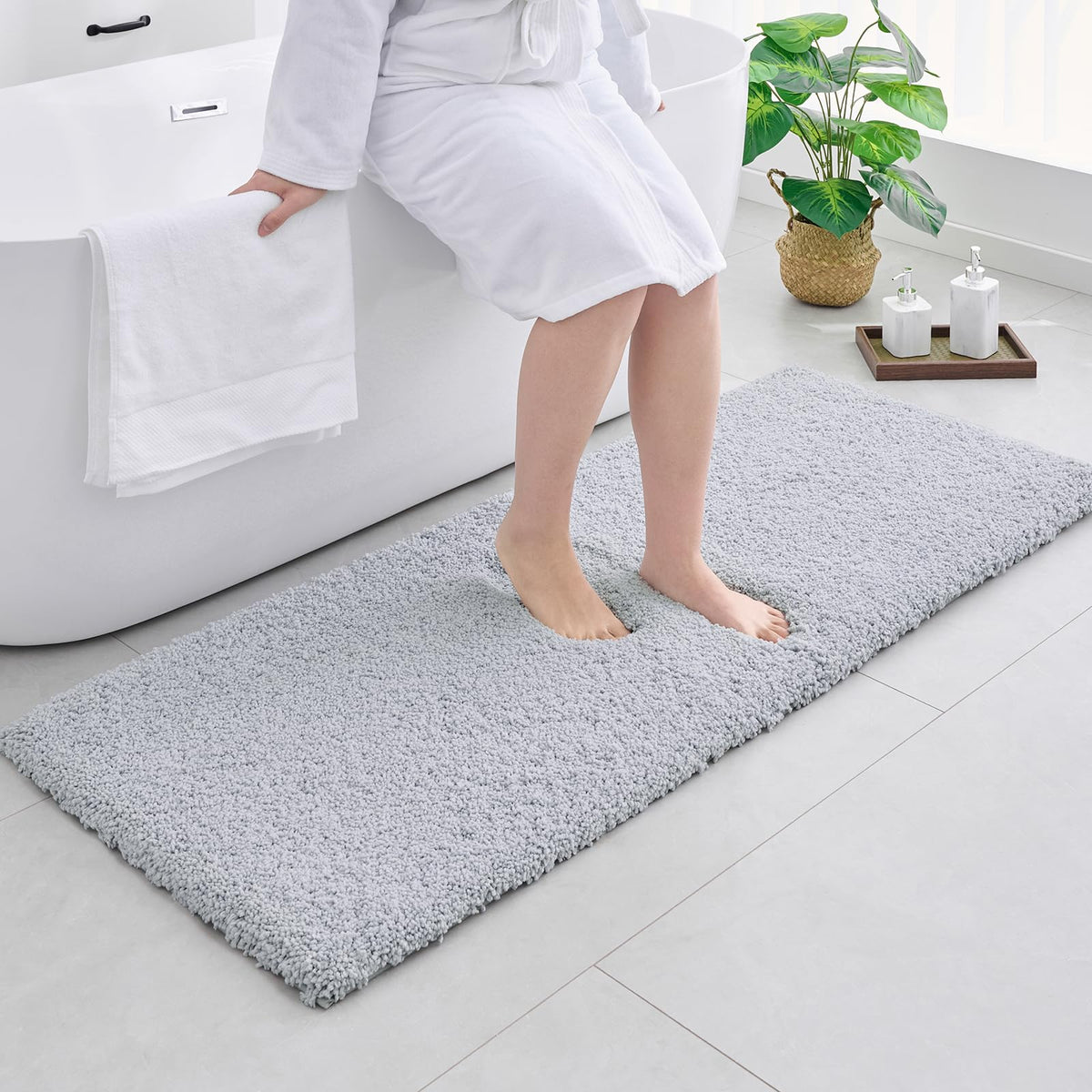 Disolla White Bathroom Rugs 17x24, Microfiber Non-Slip Plush Small Bath Mat