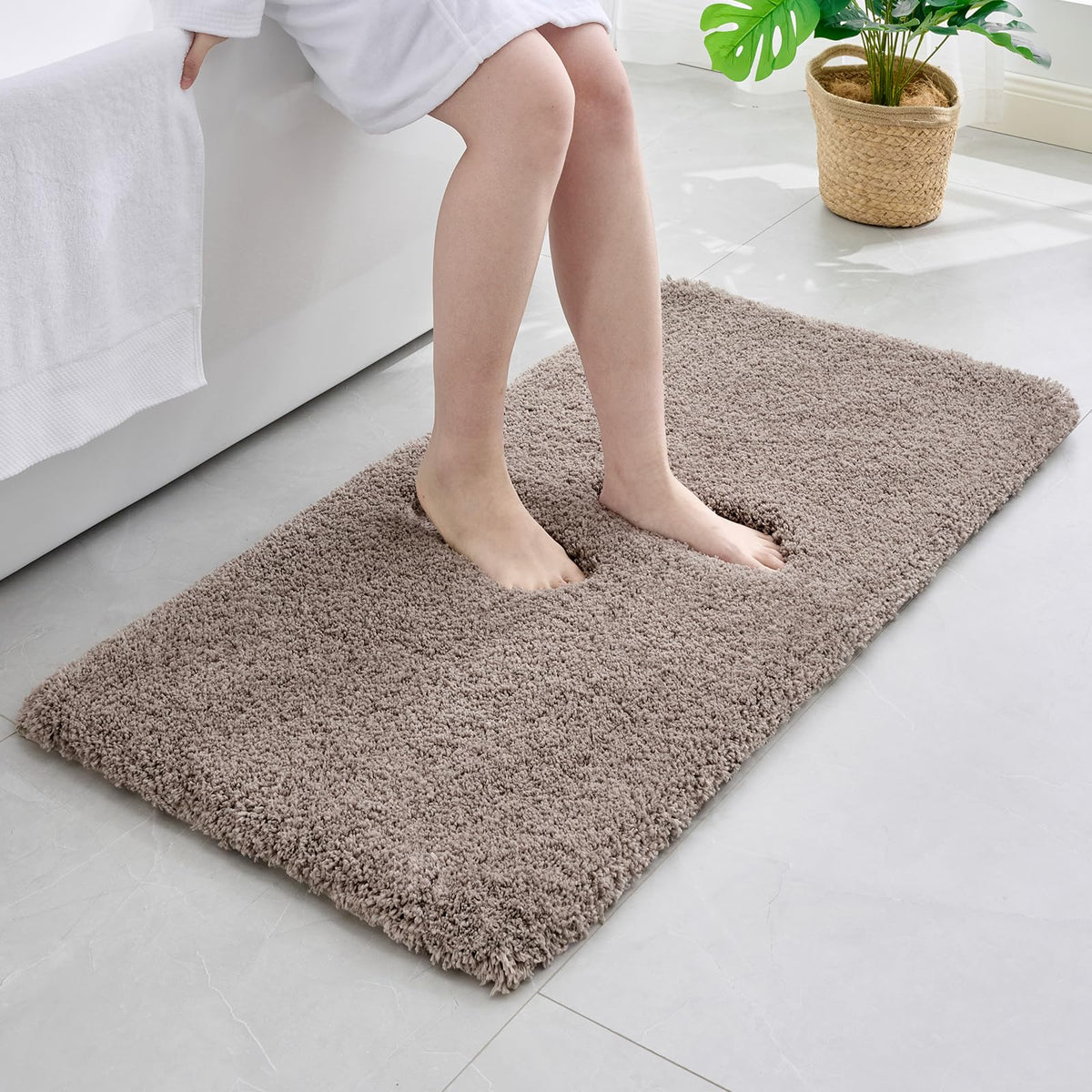 Disolla White Bathroom Rugs 17x24, Microfiber Non-Slip Plush Small Bath Mat