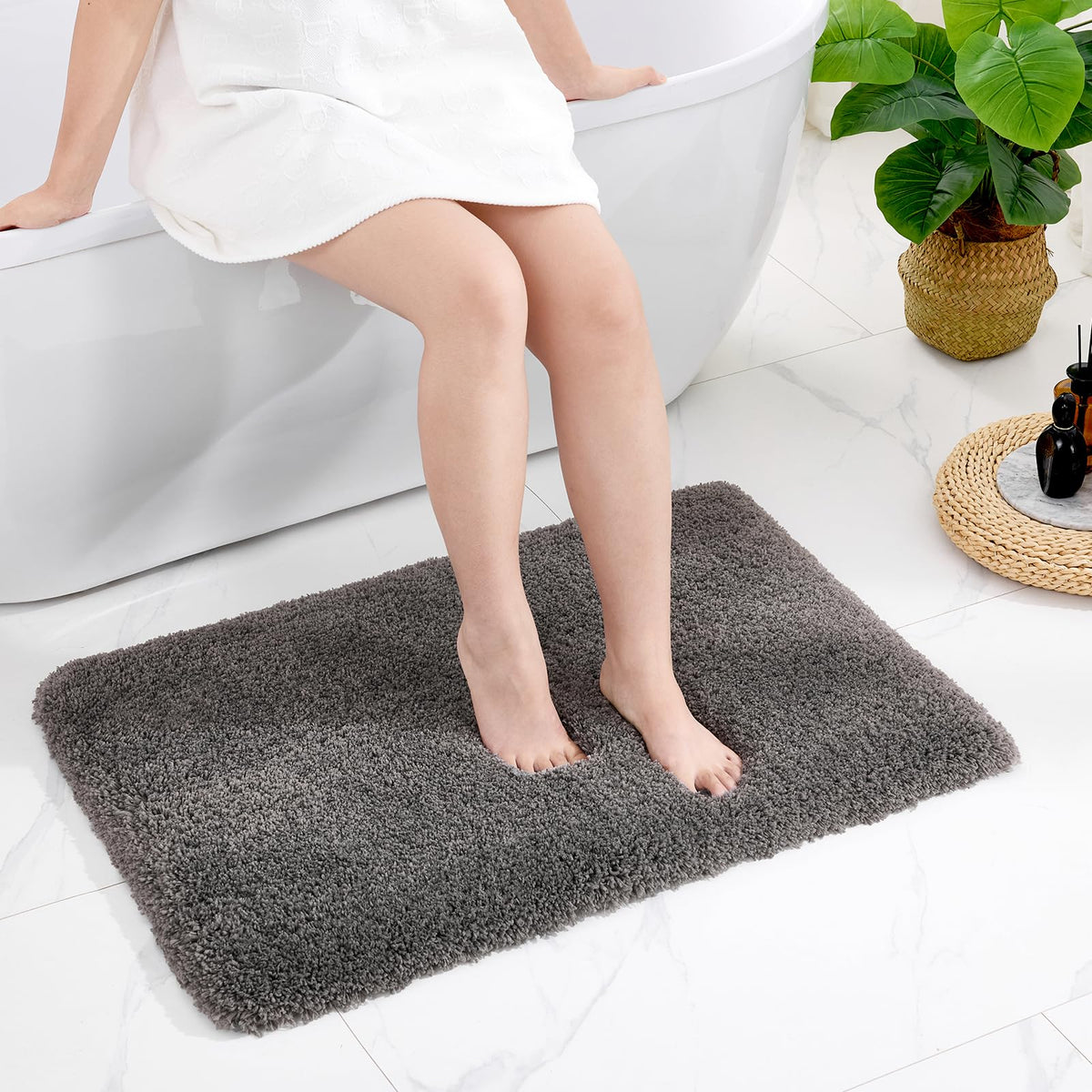 Disolla White Bathroom Rugs 17x24, Microfiber Non-Slip Plush Small Bath Mat