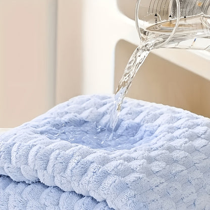 A Waffle Weave Bath Towel Made of Ultra-Absorbent Microfiber, Quick-Drying Textured Towel, Soft Spa And Gym Towel, Durable for Everyday Use, Making It an Ideal Christmas Gift